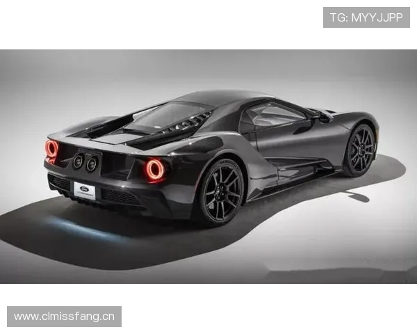 奥斯卡·皮斯托瑞斯居然能同时和两辆跑车合影，这生活也太豪横了吧！